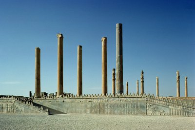 Apadana (izleyici salonu) sütunlarının ve Doğu merdiveninin görünümü, Ahameniş dönemi, MÖ 5. yy (fotoğraf) by Unbekannt