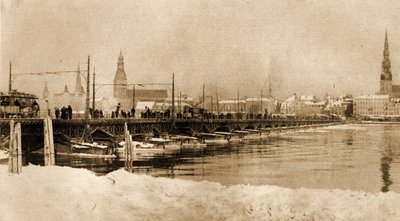 Dwina, Riga, Letonya üzerinde yüzen köprünün görünümü. 1915 (fotoğraf) by Unbekannt