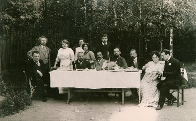 Rus yazar Alexander Kuprin ve ailesiyle birlikte ziyaretçiler, Gatchina, Rusya, 20. yüzyılın başlarında by Unbekannt