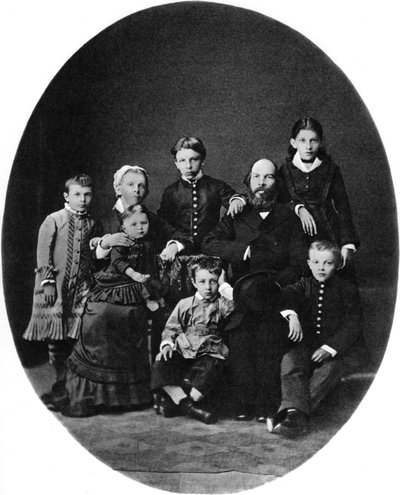 Vladimir Ulyanov Lenin, ailesiyle birlikte bir gramer okulu öğrencisi olarak, Simbirsk, Rusya, 1879 by Unbekannt