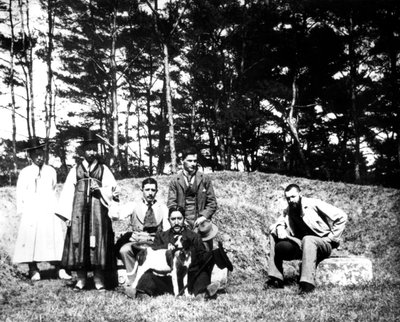Yerliler ile Batılı ziyaretçiler, Nam San, Kore, 1900 by Unbekannt