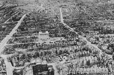 İngiliz Bombardıman Uçaklarının Weser'de Bremen'de Yaptıkları, 1945 by Unbekannt