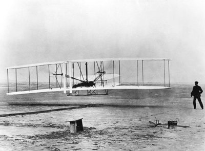 Wilbur ve Orville Wright ve ilk motorlu uçuş, Kuzey Karolina, 17 Aralık 1903 by Unbekannt