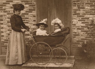 Bebek arabasındaki kadın ve çocuklar, 1937 by Unbekannt
