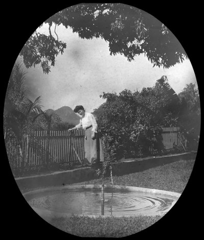 Bir bahçedeki gölet kenarındaki kadın, Rio de Janeiro, Brezilya, 19. yüzyılın sonları veya 20. yüzyılın başlarında by Unbekannt
