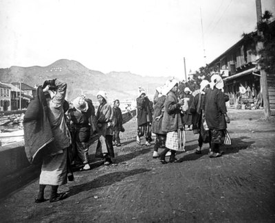 Bir sürü kömür taşıyan kadın, Nagazaki, Japonya, c1900 by Unbekannt