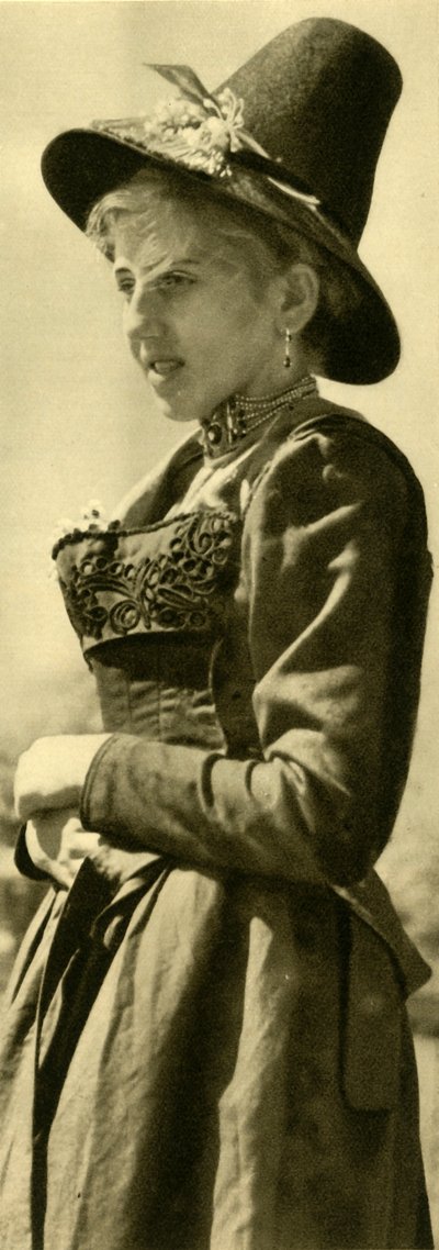 Geleneksel kostümlü kadın, Tirol, Avusturya, c1935. by Unbekannt