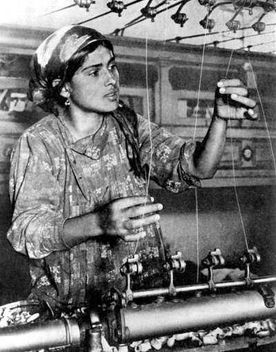 İpek endüstrisinde çalışan kadın, Semerkant, Özbekistan, 1936 by Unbekannt
