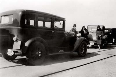 Kadınlar ve park etmiş arabalar, 1930 by Unbekannt