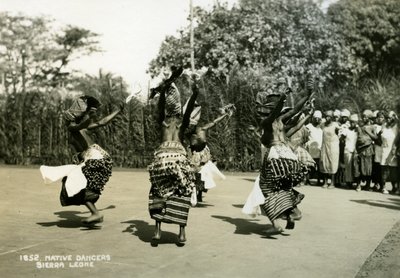 Kadın dansçılar performans sergiliyor, Sierra Leone, 20. yüzyıl by Unbekannt