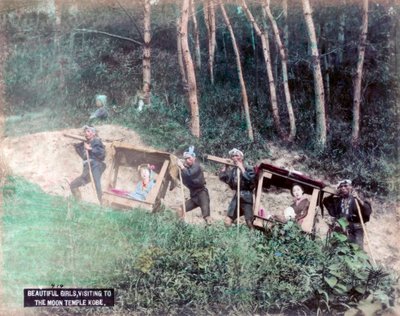 Mayasan Ay Tapınağı'nı ziyaret eden tahtırevanlı kadınlar, Kobe, Japonya by Unbekannt