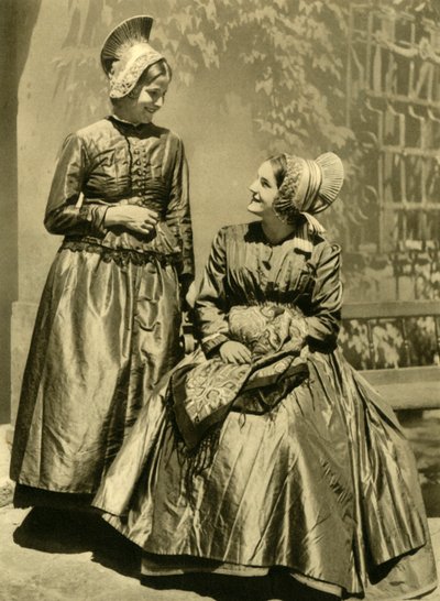 Geleneksel kostümlü kadınlar, Aşağı Avusturya, c1935. by Unbekannt