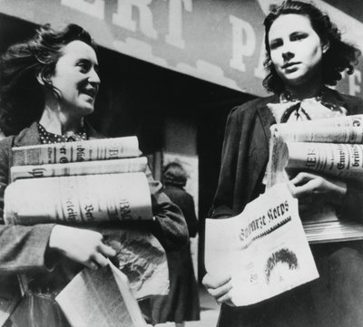 Alman gazeteleri satan kadınlar, Alman işgali altındaki Paris, 19 Temmuz 1940 by Unbekannt