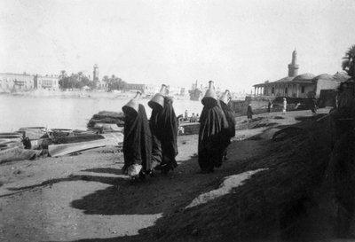 Kadın su taşıyıcıları, Dicle Nehri, Bağdat, Irak, 1917-1919 by Unbekannt