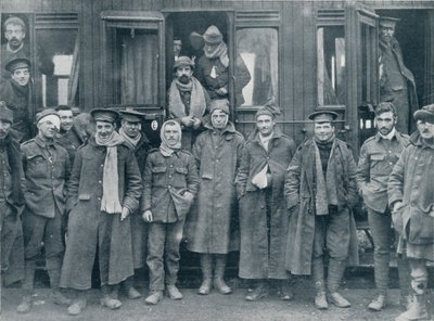 Bir üs hastanesine giderken yaralı İngiliz birlikleri, c1914 by Unbekannt