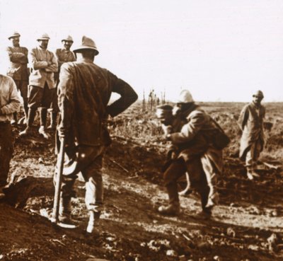 Yaralı asker, Haute Chevauchée, kuzey Fransa, c1914-c1918 by Unbekannt