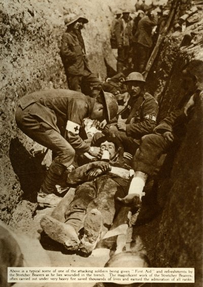 Siperlerde tedavi gören yaralı asker, Somme Muharebesi, Birinci Dünya Savaşı, 1916, 1935. by Unbekannt