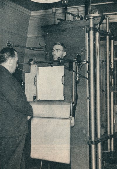 Şüpheli kalp veya akciğer hastalığı vakalarının incelenmesi için kullanılan röntgen cihazı, c1935 c1937 by Unbekannt