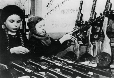 Bir Rus fabrikasında makineli tüfek montajı yapan genç kızlar, 1943 by Unbekannt