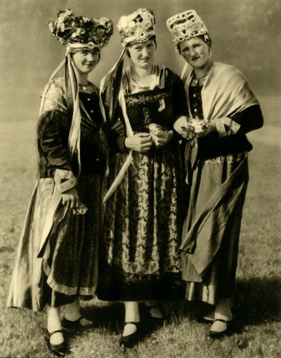 Geleneksel kostümlü genç kadınlar, Styria, Avusturya, c1935. by Unbekannt