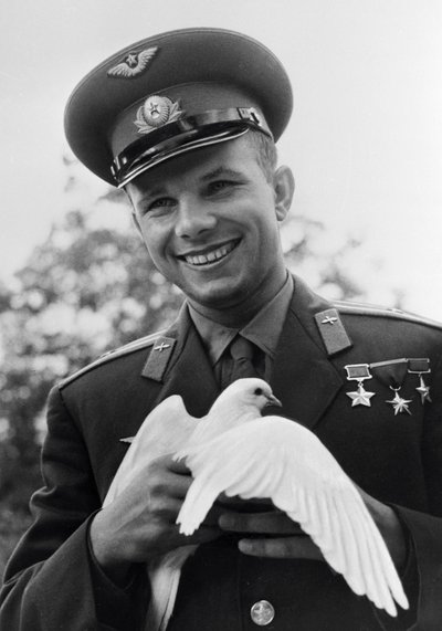 Yuri Gagarin, Rus kozmonot, c1963-c1964 by Unbekannt