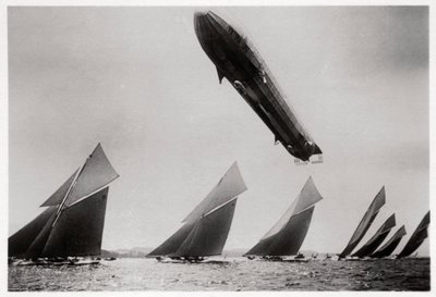 Zeppelin LZ11 Viktoria Luise, Kiel Regatta sırasında uçuşta, Almanya, 1912 1933 by Unbekannt