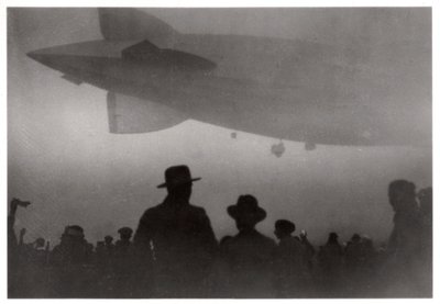 Sis içinde yükselen Zeppelin LZ 126, c1924-1933 1933 by Unbekannt