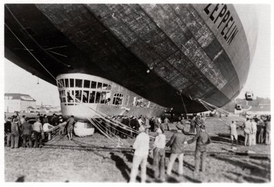 Zeppelin LZ 127 Graf Zeppelin inişten sonra, 1933 by Unbekannt