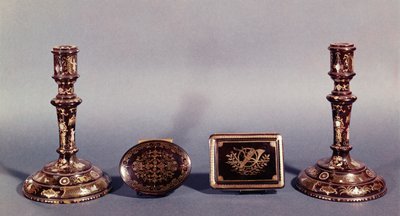 Altın ve sedef kakmalı bir çift Louis XVI şamdan ve 18. yüzyıldan kalma iki İngiliz pike kutusu by Unbekannt Unbekannt