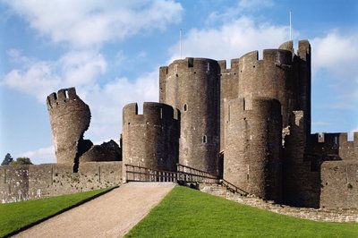 Caerphilly Kalesi, Köprü ve Eğik Kule