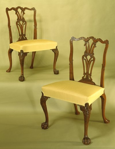 Chippendale yemek sandalyeleri, oymalı, delikli ve oluklu levhalar, C kaydırmalı serpantin üst korkuluk, tüylü pençe ayaklarında kabriole bacaklarında alevle kalıplama ve yapraklar, c.1760 (maun) by Unbekannt Unbekannt