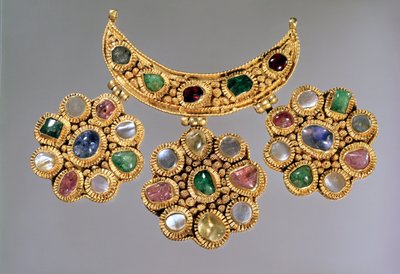 Yarı değerli taşlarla ayarlanan hilal şeklinde kolye, Moskova, 14. yüzyılın sonu veya 15. yüzyılın başı by Unbekannt Unbekannt
