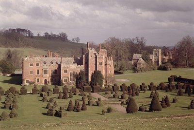 Dış cephede bahçe ve kilisenin ötesinde, Compton Wynyates, Warwickshire, 15. yüzyılın sonları ile 16. yüzyılın başlarında by Unbekannt Unbekannt