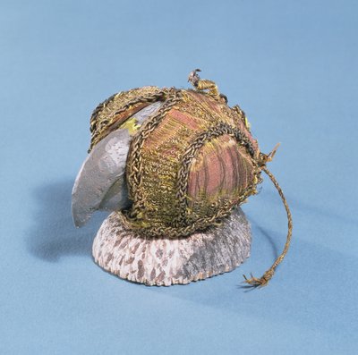 Hawk's Hood, The Tradescant Collection'dan, 15. yüzyılın sonlarında, 16. yüzyılın sonlarında (deri, kırmızı kumaş, altın iplik ve zincir işi) by Unbekannt Unbekannt