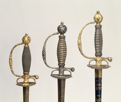 Üç Fransız kılıcının kabzaları: çelikten biri, maviye boyanmış ve altın desenlerle kaplanmış, c.1730; biri delinmiş ve yontulmuş çelikten ve matlaştırılmış altından taşlanmış, c.1760; yontulmuş çelikten biri, gr by Unbekannt Unbekannt