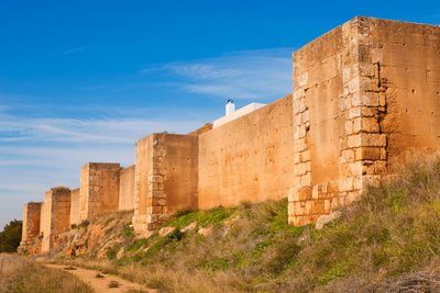 Niebla, Huelva Eyaleti, Endülüs, Güney İspanya. Şehri çevreleyen duvarlar. by Unbekannt Unbekannt