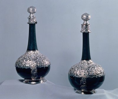 Gümüşe monte edilmiş bir çift şarap şişesi, 1689 by Unbekannt Unbekannt