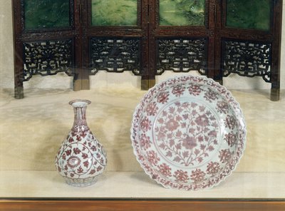 Kayan krizantem dalları ile sır altı kırmızısı ile süslenmiş armut biçimli şişe, Hung Wu dönemi (1368-98) by Unbekannt Unbekannt