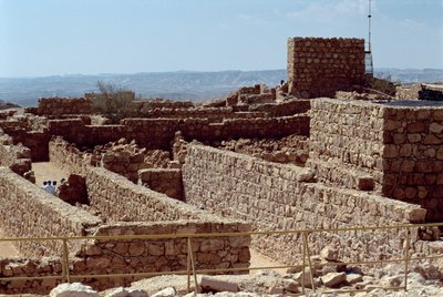 Büyük Herod (MÖ 73-4) tarafından MÖ 37-31 yılları arasında yaptırılan kale sarayının kalıntıları by Unbekannt Unbekannt