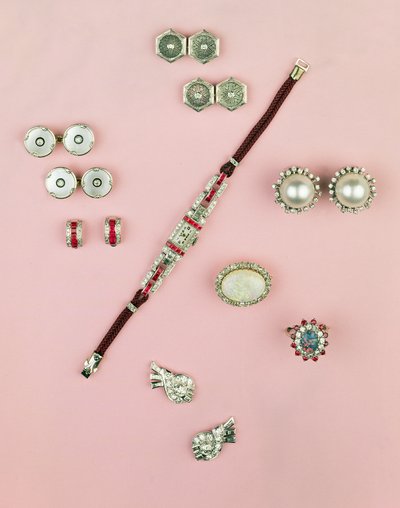 Art Deco takı seçimi; kalibre kesim yakut izle; düğme, kol düğmesi ve çıtçıtlar; küpeler; Mabe inci ve pırlanta küpeler by Unbekannt Unbekannt