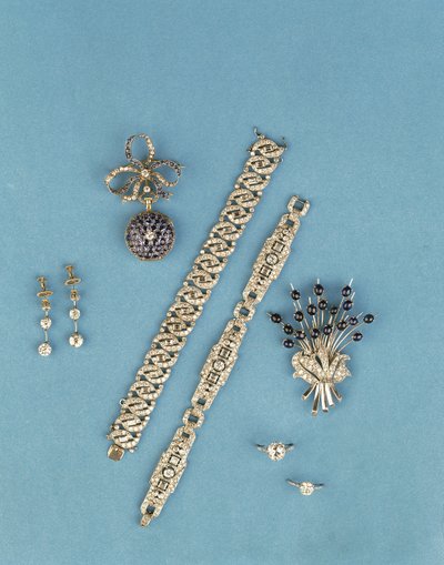 Art Deco takı seçimi: halkalı bilezikler; safir ve pırlantalı saat; tek taş yüzükler; cabochon safir sprey broş (elmas) by Unbekannt Unbekannt