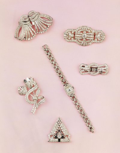 Elmas takı seçimi: baget ve markiz şekilli elmas sprey broş; Art Deco elmas klipsi; panel elmas broş; ladys dikdörtgen kasa elmas izle by Unbekannt Unbekannt