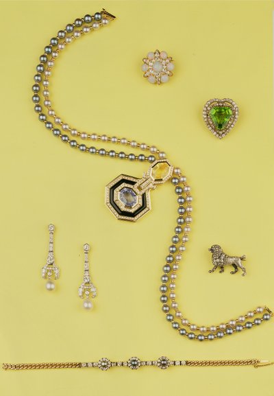 Takı seçimi: Sarı ve mavi safirli Art Deco tarzı kültür inci kolye; pırlanta ve inci kolye küpeler; opal ve gül pırlanta küme yıldız broş; gül pırlanta kaniş broş by Unbekannt Unbekannt