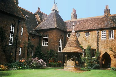 William Morris (1834-96) tarafından Philip Webb ile mimar olarak tasarlanan Bexleyheath, Red House
