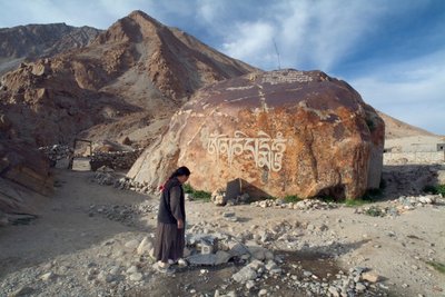 Ortak bir borudan su getiren bir Ladakhi köyü kadını, Tangtse, Ladakh, Hindistan (fotoğraf) by Unbekannt