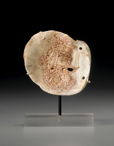 Bir devlet adamının profil gövdesine sahip bir Maya pektorali, c.450-650 by Unbekannt