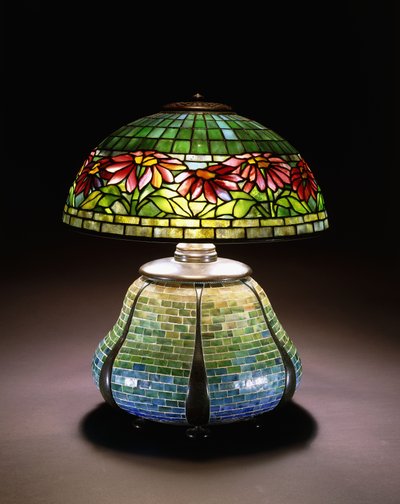 Bir "Poinsettia" kurşunlu cam masa lambası, c. 1902-1932 by Unbekannt
