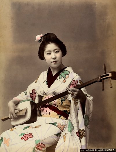 Shamisen oynayan bir geyşa (renkli fotoğraf) by Unbekannter Künstler