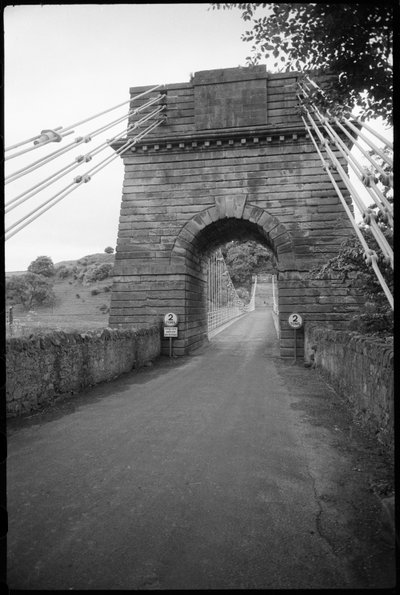Union Bridge'in genel bir görünümü, güney iskelenin güney kotunu ve arka planda İngiliz sınırındaki kuzey iskeleye doğru kemerin içinden kuzeye uzanan köprüyü gösteriyor, Union Bridge, Loanend, Horncliffe, Northumberland, İngiltere, Birleşik Krallık, C by Unbekannter Künstler