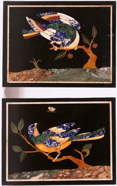 Kuşları tasvir eden bir çift Floransalı pietra dura paneli by Unbekannt
